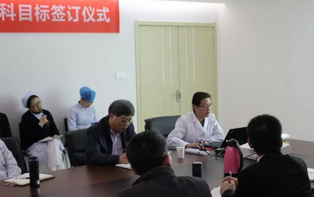 上周,西安新利体育2018年度工作目标签订仪式在医院内三楼学术会议厅隆重举行。厦门大学附属厦门眼科中心执行院长李晓峰博士、西安新利体育总经理郑文胜、西安新利体育王丽丽院长、西安新利体育常务副总张勇、医务部主任朱爱民、斜视与小儿眼科学科带头人张利玲主任、门诊部主任刘武装主任、屈光中心主任陈蒙等医院各学科负责人及部门负责人出席了本次会议3.jpg 上周,西安新利体育2018年度工作目标签订仪式在医院内三楼学术会议厅隆重举行。厦门大学附属厦门眼科中心执行院长李晓峰博士、西安新利体育总经理郑文胜、西安新利体育王丽丽院长、西安新利体育常务副总张勇、医务部主任朱爱民、斜视与小儿眼科学科带头人张利玲主任、门诊部主任刘武装主任、屈光中心主任陈蒙等医院各学科负责人及部门负责人出席了本次会议3.jpg