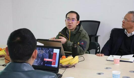 在3月28日法国依视路集团2.5新视代全球副总裁白方华先生一行人访问重庆新利体育时，重庆新利体育总经理张庭胜热情接待依视路集团贵宾一行。本次交流的目的：重庆新利体育和依视路“2.5新视代爱眼大使”健康公益项目希望能一起帮助视力帮助老百姓进行视力 ，提*生活质量，传播爱眼护眼的知识、宣传眼镜对视力 的作用、让更多的人尤其是需要帮助的人群能开始关注呵护自己的眼睛3.jpg