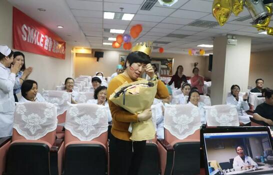 3月30日是新利体育侯旭波院长的生日。侯院长可能不记得今天是她的节日,因为她总是在繁忙中忘记自己的生日。为了给侯院长一个惊喜,顺便提升员工凝聚力,综合办员工早在好几天前就偷偷策划了一通2 3月30日是新利体育侯旭波院长的生日。侯院长可能不记得今天是她的节日,因为她总是在繁忙中忘记自己的生日。为了给侯院长一个惊喜,顺便提升员工凝聚力,综合办员工早在好几天前就偷偷策划了一通2