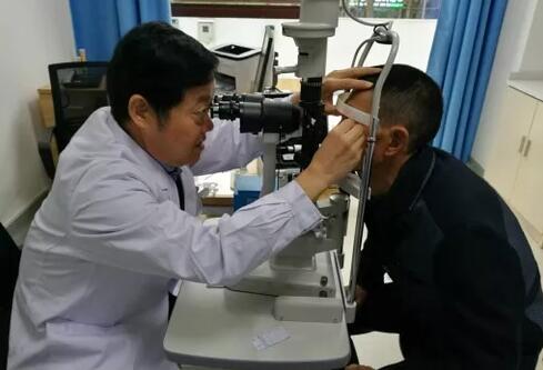 市民谢女士,左眼患白内障拖延就医,突然眼疼,头疼,恶心,近期也通过西安新利体育防盲致盲救助车接送至西安新利体育就诊,刘武装主任在检查时发现,谢女士是由于白内障膨胀继发了青光眼, 后做了白内障青光眼联合手术,但由于青光眼发作导致了视神经萎缩,视力 终只 到0.32.jpg 市民谢女士,左眼患白内障拖延就医,突然眼疼,头疼,恶心,近期也通过西安新利体育防盲致盲救助车接送至西安新利体育就诊,刘武装主任在检查时发现,谢女士是由于白内障膨胀继发了青光眼, 后做了白内障青光眼联合手术,但由于青光眼发作导致了视神经萎缩,视力 终只 到0.32.jpg