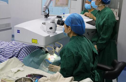 重庆新利体育屈光手术中心职红主任进行详细解答。长期佩戴隐形眼镜 不影响摘镜手术“不正确配戴隐形眼镜,会对眼睛造成一定的伤害,但是不会影响做近视手术, 通过严格的22项术前检查,就能接受适合自己的摘镜手术2.jpg 重庆新利体育屈光手术中心职红主任进行详细解答。长期佩戴隐形眼镜 不影响摘镜手术“不正确配戴隐形眼镜,会对眼睛造成一定的伤害,但是不会影响做近视手术, 通过严格的22项术前检查,就能接受适合自己的摘镜手术2.jpg