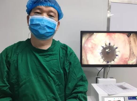 4月11日,饱受圆锥角膜之痛10余年的湖北宋女士,在东莞新利体育卢敏院长角膜移植手术后顺利出院4.jpg 4月11日,饱受圆锥角膜之痛10余年的湖北宋女士,在东莞新利体育卢敏院长角膜移植手术后顺利出院4.jpg