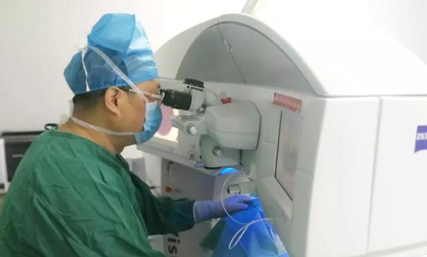 近日,在厦门大学附属厦门眼科中心业务副院长..教授的巧手之下,短短几十秒就把困扰小丽多年的超高度散光“顽症”轻松解决了来自龙岩的90后美女小丽,已经戴镜史13年。这次来厦门眼科中心进行摘镜手术前检查显示,左眼散光450度,右眼散光375度。这么高的散光度,不管是框架镜,还是隐形眼镜,都无法正常佩戴,即便配了眼镜,戴着也极不舒服2.jpg 近日,在厦门大学附属厦门眼科中心业务副院长..教授的巧手之下,短短几十秒就把困扰小丽多年的超高度散光“顽症”轻松解决了来自龙岩的90后美女小丽,已经戴镜史13年。这次来厦门眼科中心进行摘镜手术前检查显示,左眼散光450度,右眼散光375度。这么高的散光度,不管是框架镜,还是隐形眼镜,都无法正常佩戴,即便配了眼镜,戴着也极不舒服2.jpg