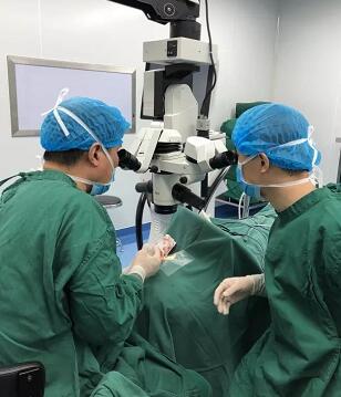 陈女士得知国内出名角膜病专家、原西南眼科医院副院长 教授现在重庆新利体育担任院长,医院有角膜供体资源,怀着 后的光明期待来到了重庆新利体育3.jpg 陈女士得知国内出名角膜病专家、原西南眼科医院副院长 教授现在重庆新利体育担任院长,医院有角膜供体资源,怀着 后的光明期待来到了重庆新利体育3.jpg