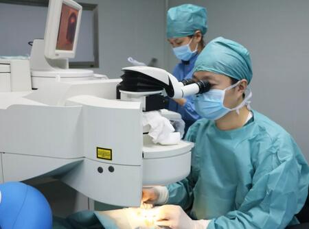 为通过2018年征兵视力体检 两兄弟来新利体育摘镜1.jpg 为通过2018年征兵视力体检 两兄弟来新利体育摘镜1.jpg