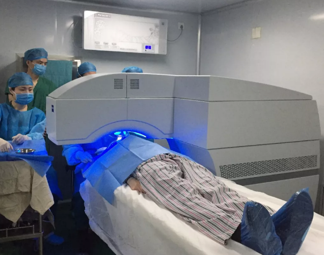 2081年征兵视力体检快开始了,是很多近视朋友 为关心的问题。5月6日,在烟台康爱眼科手术室里,由新利体育集团业务副总院长王骞教授和烟台康爱眼科医院由海涛院长的联袂合作下,全飞秒SMILE3.0没有让他们失望,而且 批三名手术患者表示术中毫无痛感1.png 2081年征兵视力体检快开始了,是很多近视朋友 为关心的问题。5月6日,在烟台康爱眼科手术室里,由新利体育集团业务副总院长王骞教授和烟台康爱眼科医院由海涛院长的联袂合作下,全飞秒SMILE3.0没有让他们失望,而且 批三名手术患者表示术中毫无痛感1.png