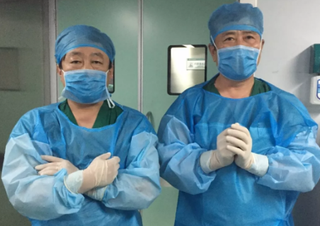 2081年征兵视力体检快开始了,是很多近视朋友 为关心的问题。5月6日,在烟台康爱眼科手术室里,由新利体育集团业务副总院长王骞教授和烟台康爱眼科医院由海涛院长的联袂合作下,全飞秒SMILE3.0没有让他们失望,而且 批三名手术患者表示术中毫无痛感2.png 2081年征兵视力体检快开始了,是很多近视朋友 为关心的问题。5月6日,在烟台康爱眼科手术室里,由新利体育集团业务副总院长王骞教授和烟台康爱眼科医院由海涛院长的联袂合作下,全飞秒SMILE3.0没有让他们失望,而且 批三名手术患者表示术中毫无痛感2.png