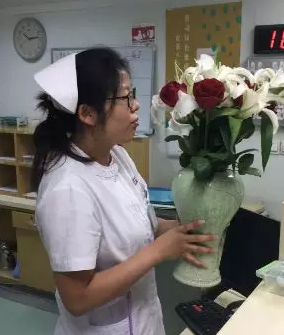 为庆祝环球护士节，5月11日下午，新利体育特别举行“ 美护士颁奖盛典”活动，医院业务院长杨付合、业务副院长蔡磊琳、护理主任高俊茹及新利体育全体护理人员受邀参加3.png