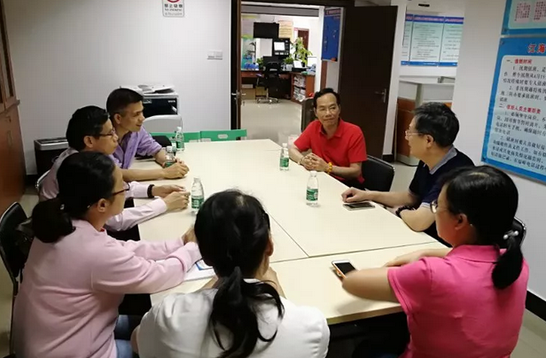 5月10日,佛山新利体育 一书记吴建勇同志会同医院王云华总经理深入佛山禅城区张槎村(居)社区沟通联系,推动党支部联动《义诊活动》工作,把党建工作与服务群众工作相融合,彰显党员先锋模范作用。2.png 5月10日,佛山新利体育 一书记吴建勇同志会同医院王云华总经理深入佛山禅城区张槎村(居)社区沟通联系,推动党支部联动《义诊活动》工作,把党建工作与服务群众工作相融合,彰显党员先锋模范作用。2.png