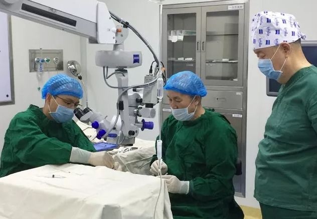 褚仁远教授莅临兰州新利体育指导实施“后巩膜加固术防治病理性近视手术”1.png 褚仁远教授莅临兰州新利体育指导实施“后巩膜加固术防治病理性近视手术”1.png