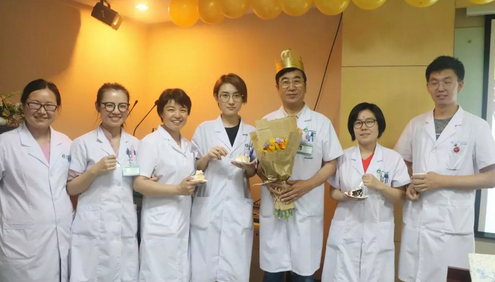 北京新利体育民族眼科医院为杨付合院长制造惊喜的生日院务会4.png 北京新利体育民族眼科医院为杨付合院长制造惊喜的生日院务会4.png