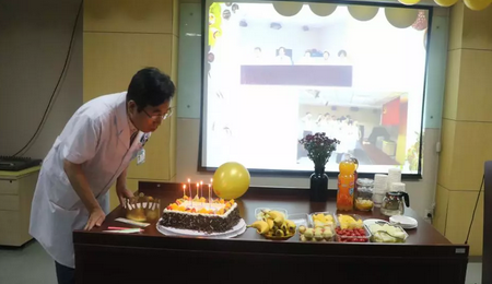 北京新利体育民族眼科医院为杨付合院长制造惊喜的生日院务会2.png 北京新利体育民族眼科医院为杨付合院长制造惊喜的生日院务会2.png