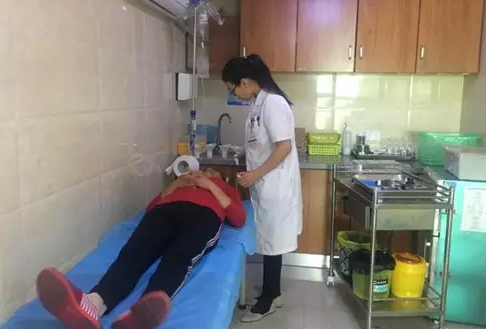 果园打农药引发葡萄膜炎险失明 幸亏来到成都新利体育2.png