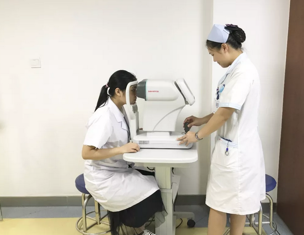 近视手术不安全，没看到很多眼科医生戴眼镜，这是很多近视朋友不敢摘镜的 大顾虑。“这 是一种误解。我们赣州新利体育医生、护士等工作人员都选择了摘镜2.png