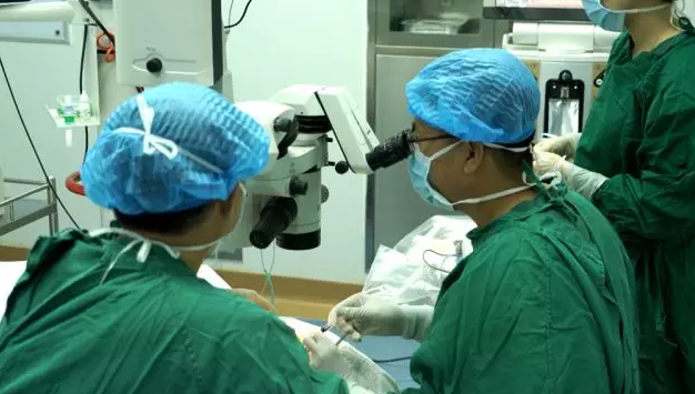 深圳新利体育 为斯里兰卡中国社会和文化合作协会会长实施白内障复明手术4.png