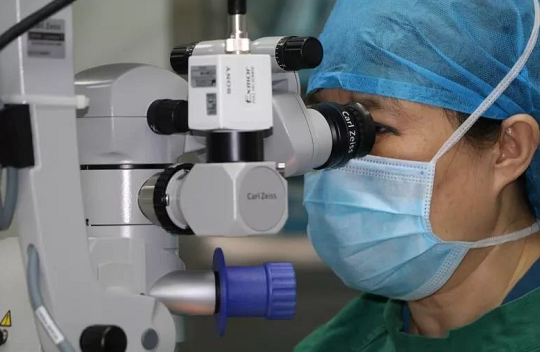 因眼外伤独眼又患葡萄膜炎、视网膜脱离 深圳新利体育赵铁英院长为其顺利手术1.png