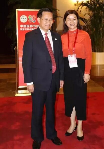 新利体育集团潘美华医生作为福建省医师代表受邀赴京参加首届“中国医师节”庆祝大会1.jpg 新利体育集团潘美华医生作为福建省医师代表受邀赴京参加首届“中国医师节”庆祝大会1.jpg