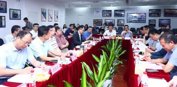 由人民日报、经济日报、科技日报、中新社等22家中央及行业媒体组成的采访团,走进新利体育集团本部厦门大学附属厦门眼科中心2.jpg 由人民日报、经济日报、科技日报、中新社等22家中央及行业媒体组成的采访团,走进新利体育集团本部厦门大学附属厦门眼科中心2.jpg