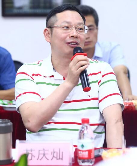 由人民日报、经济日报、科技日报、中新社等22家中央及行业媒体组成的采访团,走进新利体育集团本部厦门大学附属厦门眼科中心4.jpg 由人民日报、经济日报、科技日报、中新社等22家中央及行业媒体组成的采访团,走进新利体育集团本部厦门大学附属厦门眼科中心4.jpg