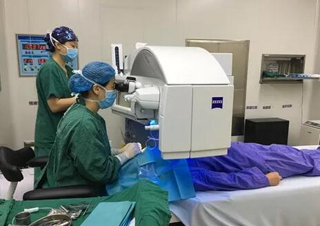 近视夫妻双双在成都新利体育顺利摘镜2.jpg 近视夫妻双双在成都新利体育顺利摘镜2.jpg