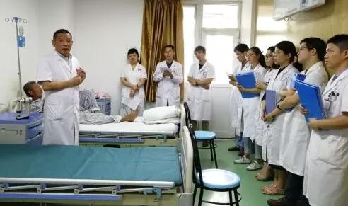 护士扫墓时被划伤左眼导致角膜上皮糜烂 在厦门眼科中心顺利进行复明手术1.jpg 护士扫墓时被划伤左眼导致角膜上皮糜烂 在厦门眼科中心顺利进行复明手术1.jpg