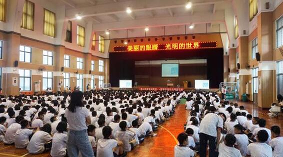 佛山新利体育“美丽的眼睛 光明的世界”眼健康知识讲座走进佛山六中4.jpg 佛山新利体育“美丽的眼睛 光明的世界”眼健康知识讲座走进佛山六中4.jpg