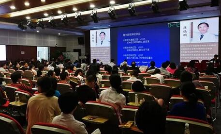 成都新利体育院长陈晓明教授应邀出席四川省医学会第十三次视光学学术会议暨2018眼科新技术学术专题会1.jpg 成都新利体育院长陈晓明教授应邀出席四川省医学会第十三次视光学学术会议暨2018眼科新技术学术专题会1.jpg