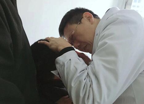 淮南新利体育院长、近视手术医生李波:有时,去 ;常常,去帮助;总是,去安慰2.jpg