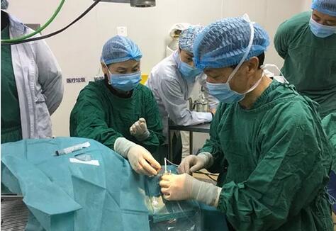 成都新利体育医院院长陈晓明教授为资阳市安岳县青光眼患者进行青光眼超声睫状体成形术1.jpg 成都新利体育医院院长陈晓明教授为资阳市安岳县青光眼患者进行青光眼超声睫状体成形术1.jpg