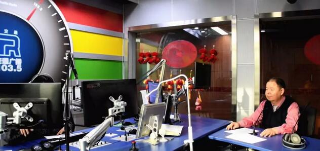 兰州新利体育院长燕振国教授应邀出席甘肃交通广播谈谈近视手术那些事儿.jpg 兰州新利体育院长燕振国教授应邀出席甘肃交通广播谈谈近视手术那些事儿.jpg