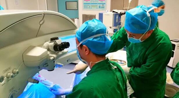 佛山新利体育屈光手术中心张弛医生:我在新利体育的光明之路3.jpg 佛山新利体育屈光手术中心张弛医生:我在新利体育的光明之路3.jpg