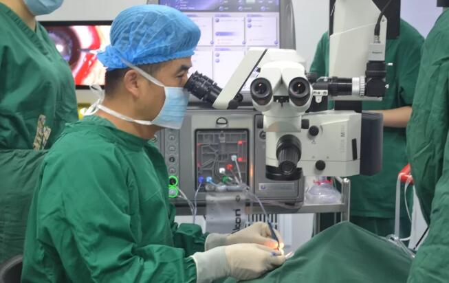 眼科医生的一天——重庆新利体育副院长白内障医生安晓巨2.jpg 眼科医生的一天——重庆新利体育副院长白内障医生安晓巨2.jpg