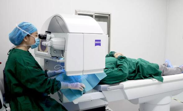 心向光明、永不止步——重庆新利体育屈光专家汪红的一天3.jpg 心向光明、永不止步——重庆新利体育屈光专家汪红的一天3.jpg