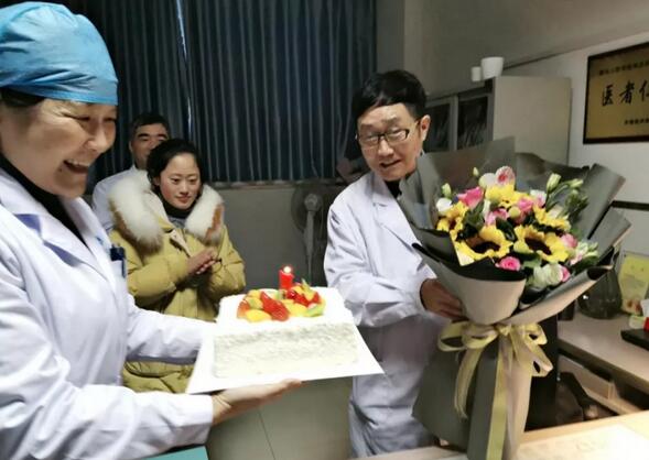 医护人员患者家属在合肥名人眼科医院小儿眼科门诊为陈林义院长庆生1.jpg 医护人员患者家属在合肥名人眼科医院小儿眼科门诊为陈林义院长庆生1.jpg