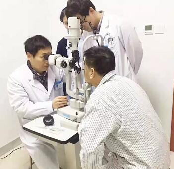 莆田眼科医院王乐副院长为本院医生实施白内障手术4.jpg 莆田眼科医院王乐副院长为本院医生实施白内障手术4.jpg