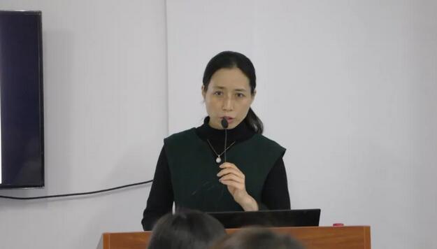 厦门大学附属厦门眼科中心主任医师任小军及新利体育集团视光学科副总监卢燕讲解了斜弱视等方面内容11.jpg