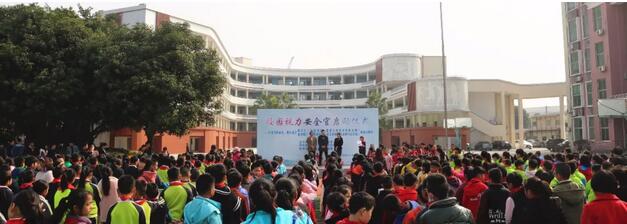 为贯彻教体艺(2018)3号《综合防控儿童青少年近视实施方案》 福州眼科医院近视防控公益行动走进罗星小学。1 为贯彻教体艺(2018)3号《综合防控儿童青少年近视实施方案》 福州眼科医院近视防控公益行动走进罗星小学。1