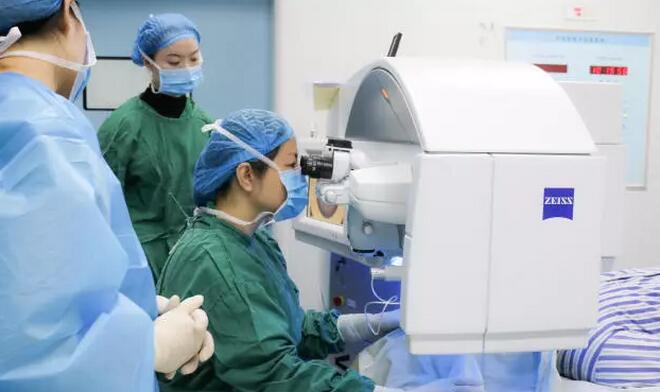 三十余年守护心灵的窗户,她是近视手术的安全舵手——重庆新利体育副院长汪红教授2.jpg 三十余年守护心灵的窗户,她是近视手术的安全舵手——重庆新利体育副院长汪红教授2.jpg