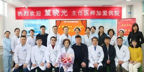 青岛新利体育为山东出名眼底病医生董晓光教授举行聘任仪式1.jpg 青岛新利体育为山东出名眼底病医生董晓光教授举行聘任仪式1.jpg