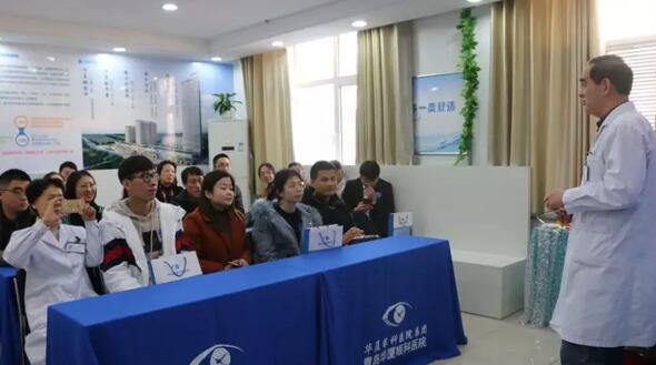 青岛新利体育举行全飞秒手术设备引进仪式 活动当天福建小学近视老师千里来摘镜1.jpg