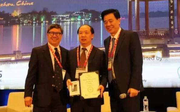 多次受邀于世界眼科大会、美国眼科年会、亚洲太平洋地区眼科年会等环球眼科会议进行现场手术表演——新利体育集团业务副总院长、上海和平眼科医院院长郭海科教授3.jpg 多次受邀于世界眼科大会、美国眼科年会、亚洲太平洋地区眼科年会等环球眼科会议进行现场手术表演——新利体育集团业务副总院长、上海和平眼科医院院长郭海科教授3.jpg