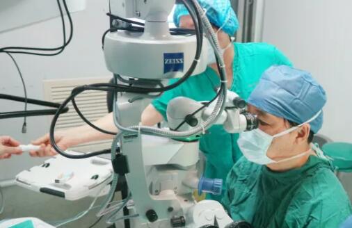 多次受邀于世界眼科大会、美国眼科年会、亚洲太平洋地区眼科年会等环球眼科会议进行现场手术表演——新利体育集团业务副总院长、上海和平眼科医院院长郭海科教授4.jpg 多次受邀于世界眼科大会、美国眼科年会、亚洲太平洋地区眼科年会等环球眼科会议进行现场手术表演——新利体育集团业务副总院长、上海和平眼科医院院长郭海科教授4.jpg