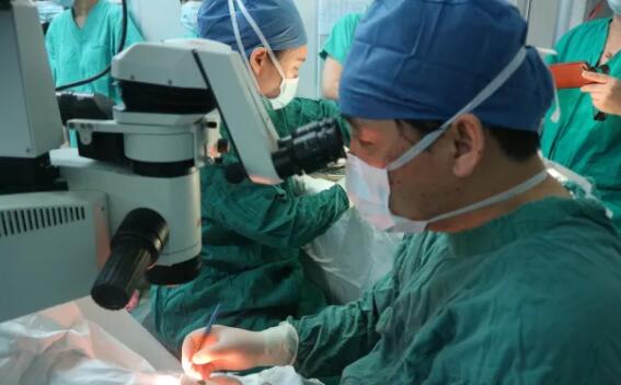 多次受邀于世界眼科大会、美国眼科年会、亚洲太平洋地区眼科年会等环球眼科会议进行现场手术表演——新利体育集团业务副总院长、上海和平眼科医院院长郭海科教授5.jpg 多次受邀于世界眼科大会、美国眼科年会、亚洲太平洋地区眼科年会等环球眼科会议进行现场手术表演——新利体育集团业务副总院长、上海和平眼科医院院长郭海科教授5.jpg