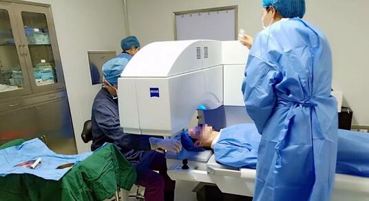 学生“组团”来找他做近视手术,警察学院流传着“做近视手术找旭哥”——杭州新利体育黄旭院长1.jpg 学生“组团”来找他做近视手术,警察学院流传着“做近视手术找旭哥”——杭州新利体育黄旭院长1.jpg