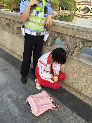 成都日报:女学生欲跳河轻生 成都新利体育职工路过救下 成都日报:女学生欲跳河轻生 成都新利体育职工路过救下