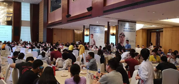 厦门眼科中心摘镜青年说活动掀起摘镜狂潮 近300人预存手术费1.png 厦门眼科中心摘镜青年说活动掀起摘镜狂潮 近300人预存手术费1.png