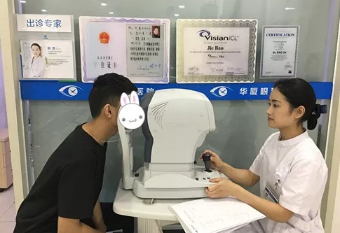 为准备参军 18岁男护士在成都新利体育摘镜2.png