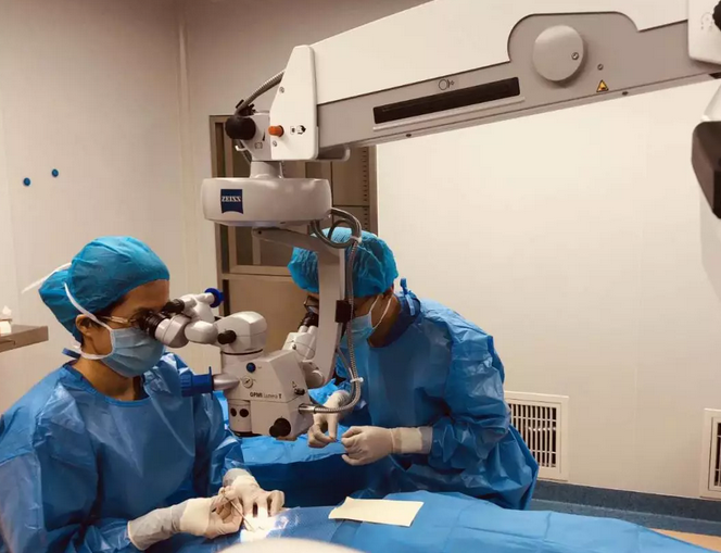 面对 位患者,用心去做是我一直笃信的原则。虽然过程很累,但收获到喜悦与患者的感激,那种发自内心的成就感让我很暖心。——新利体育眼临沂眼科医院主任医师、副教授、硕士生导师唐宁1.png 面对 位患者,用心去做是我一直笃信的原则。虽然过程很累,但收获到喜悦与患者的感激,那种发自内心的成就感让我很暖心。——新利体育眼临沂眼科医院主任医师、副教授、硕士生导师唐宁1.png