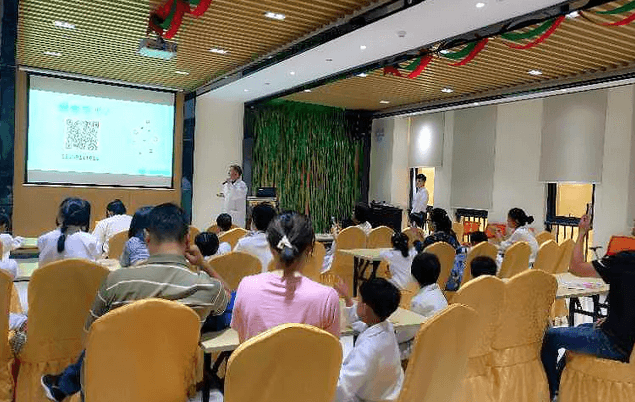 杭州新利体育举办5.12“献礼母亲节,爱眼小卫士”小小眼科医生母亲节专场活动1.png 杭州新利体育举办5.12“献礼母亲节,爱眼小卫士”小小眼科医生母亲节专场活动1.png