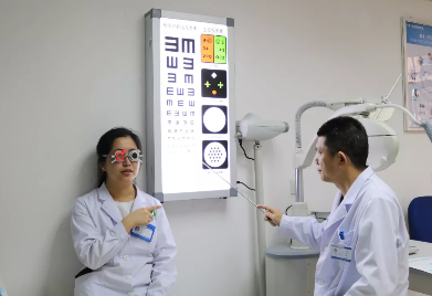 与眼镜相爱相杀10年 福州眼科医院眼底二科住院医生全王晓珍在本院接受全飞秒近视手术3.png 与眼镜相爱相杀10年 福州眼科医院眼底二科住院医生全王晓珍在本院接受全飞秒近视手术3.png